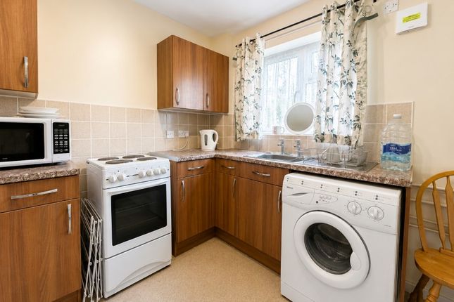 37 Hunters Close, Northampton photo 3