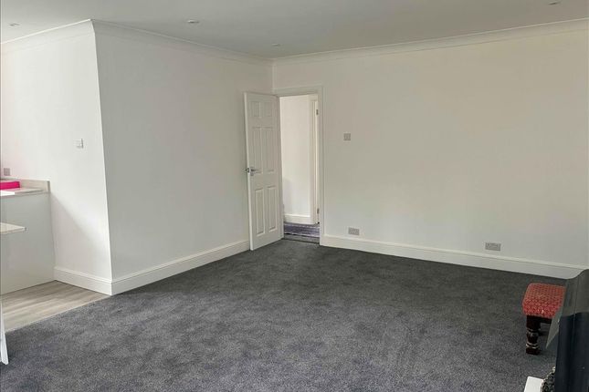 65, Brightside Avenue, Staines Upon Thames photo 4