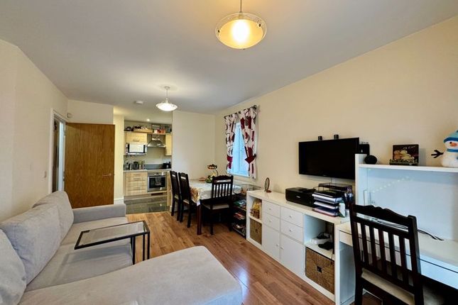 Flat 6 Royal Court, Holders Hill Road, London photo 3