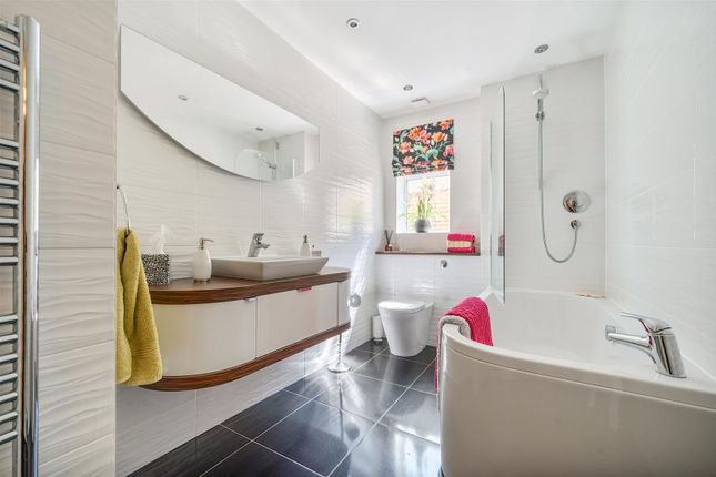 Main Bathroom.Jpg