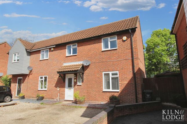 38, Burgundy Gardens, Basildon photo 2