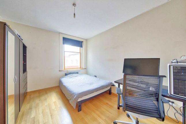 Flat 2, 76, High Street, Teddington photo 4