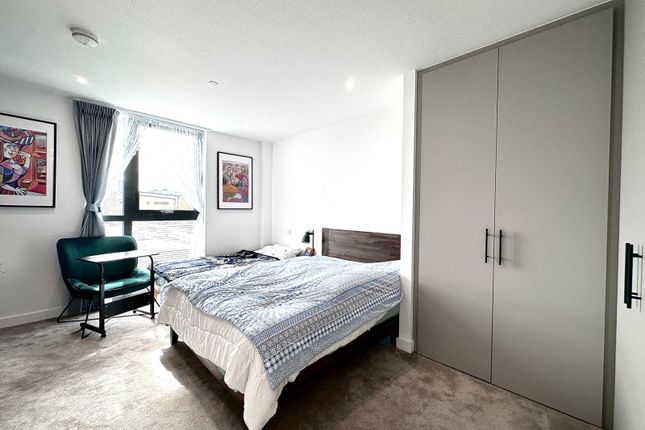 Flat to rent in Willowbrook House, Coster Avenue, London