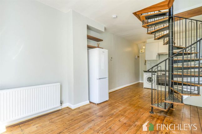 Flat B, 3 Crescent Road, London photo 4
