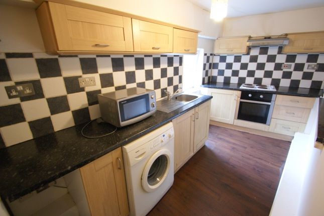 Flat to rent in Woodsley Road, Hyde Park, Leeds