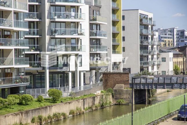 Flat to rent in Boathouse Apartments, Poplar, London