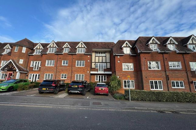 Flat for sale in Oakfield Close, Amersham