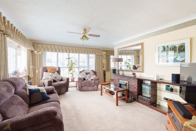 55 Lincoln Avenue, Peacehaven, East Sussex photo 2