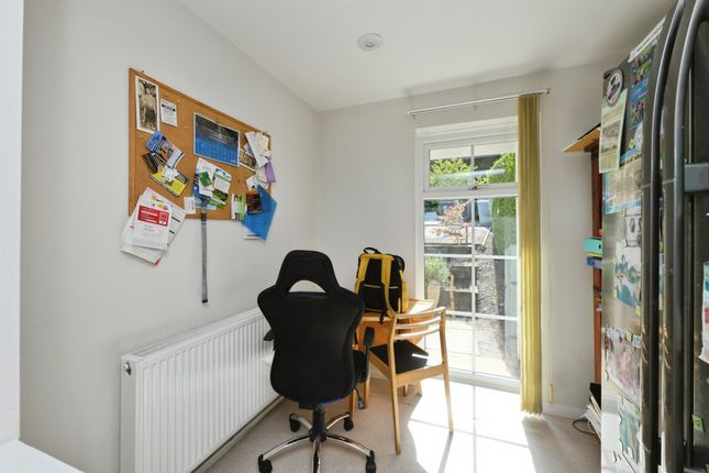 144, Knightsfield, Welwyn Garden City photo 4