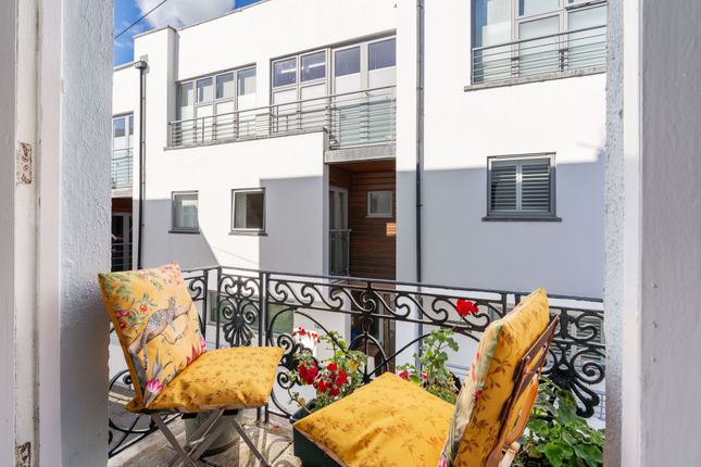 14 Crescent Place, Brighton photo 3