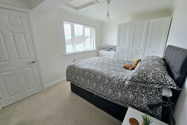 19 Warren Close, Bridgend photo 3