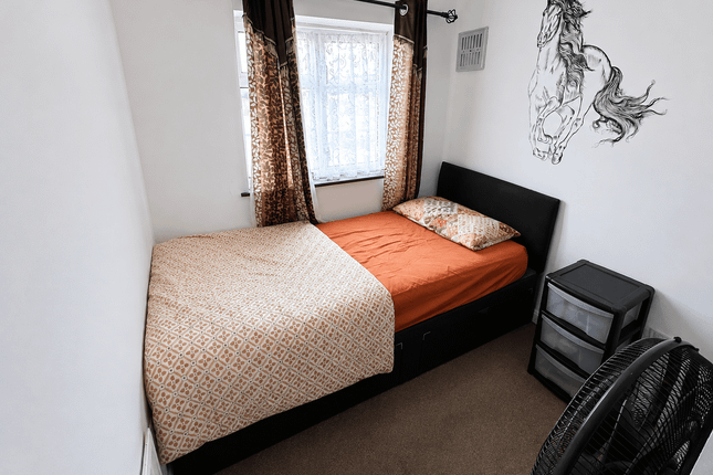 15, Sutton Square, HOUNSLOW photo 5