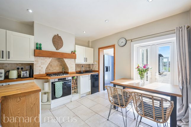 433, Leatherhead Road, Chessington photo 2