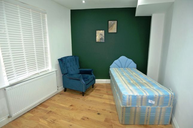 28 Shroffold Road, Bromley photo 2