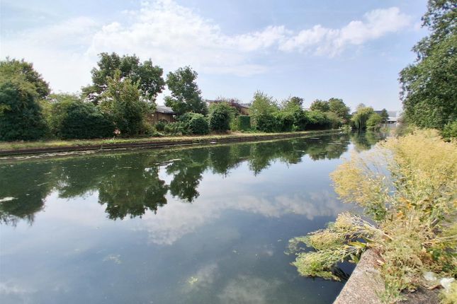 18, Tollgate Drive, Hayes photo 2