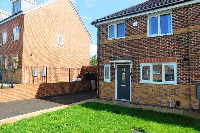 3 bed mews house for sale in White Bank Road, Oldham OL8