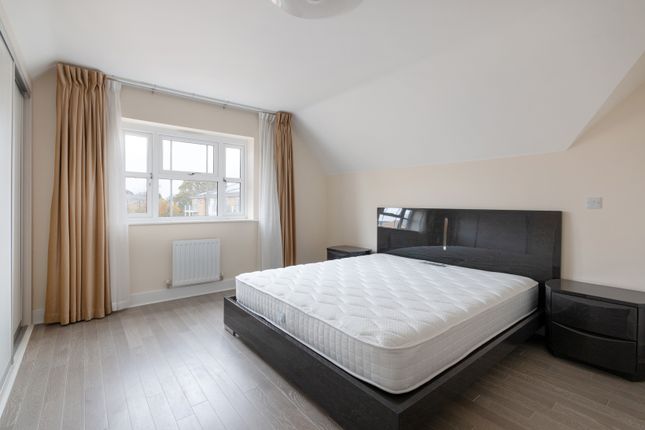 Town house to rent in Roper Crescent, Sunbury-On-Thames