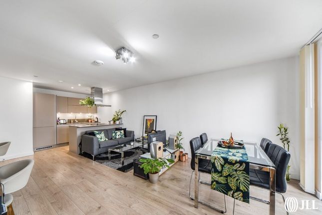 Flat to rent in Williamsburg Plaza, London