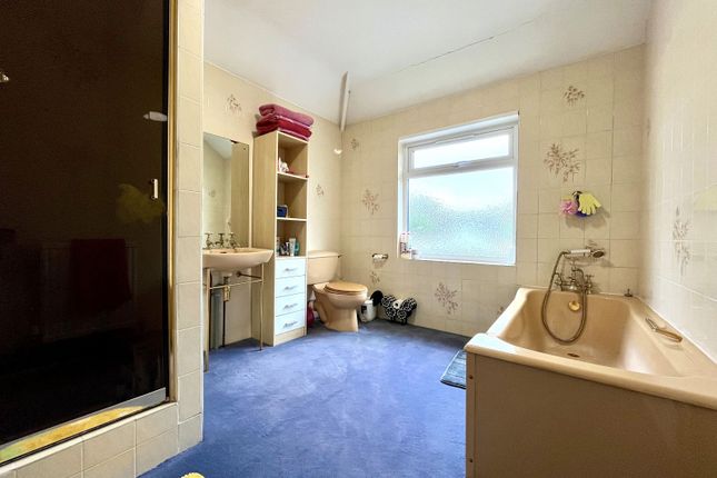 11, Leatherhead Road, Chessington photo 4