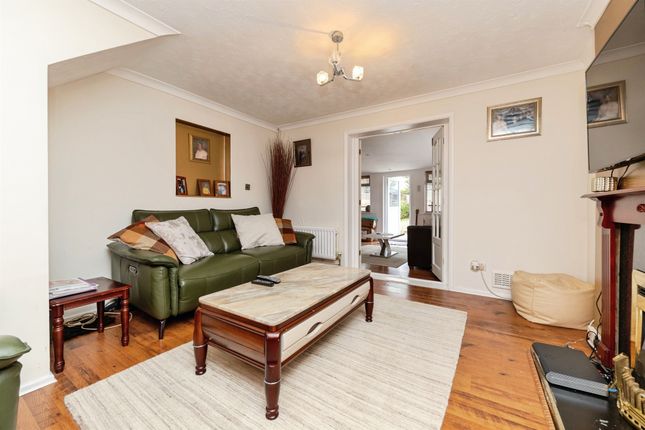 28, Walnut Grove, Welwyn Garden City photo 2