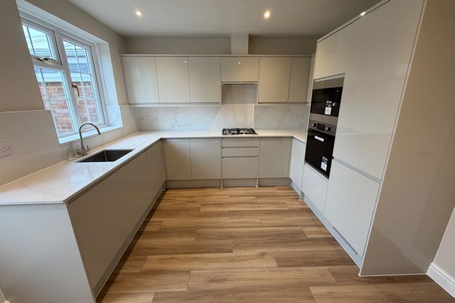 22, Hawthorn Avenue, Luton photo 2