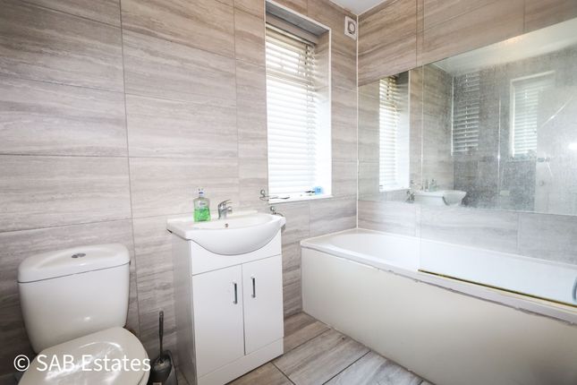 3 Thorn Close, Northolt photo 3