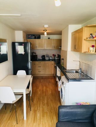 Room to rent in Upper Camelford Walk, London