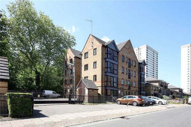 Flat to rent in Wellington Way, Bow, London