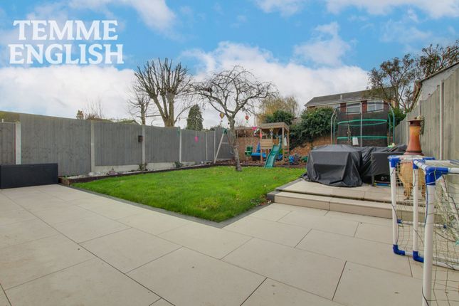 22 Hereward Gardens, Wickford photo 3