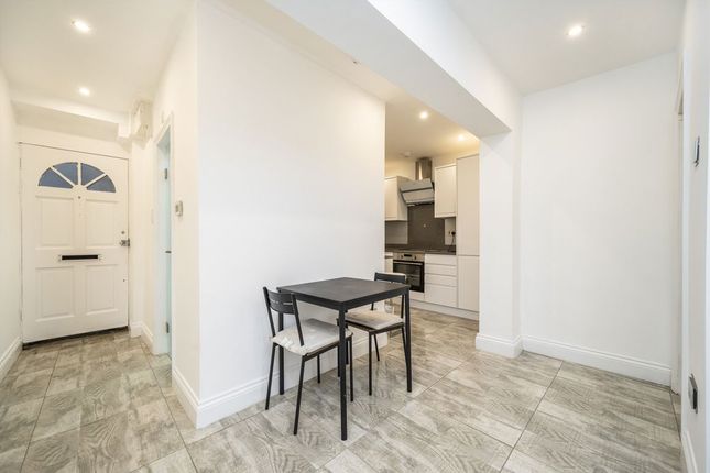 Flat 2, Newell House, Newell Street, London photo 3