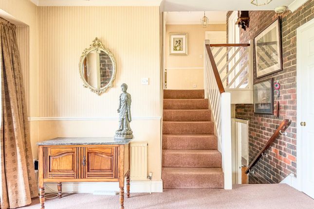 21, Beechwood Park, Hemel Hempstead photo 2
