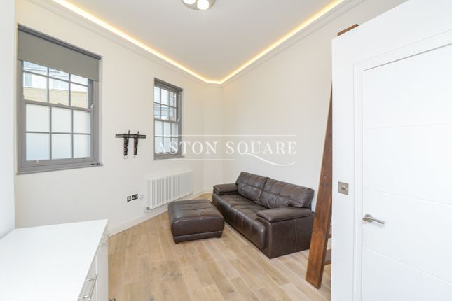 Flat to rent in Horn Lane, London