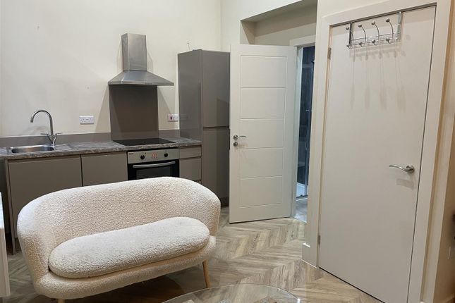 Studio house on APT 4 - Athenaeum Residence, 147 - 157, The Headrow, leeds, £1,050/mo