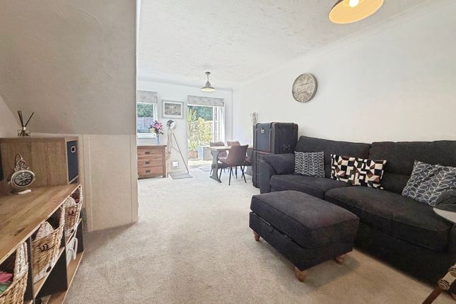 10, Windsor Gardens, Hampshire photo 4