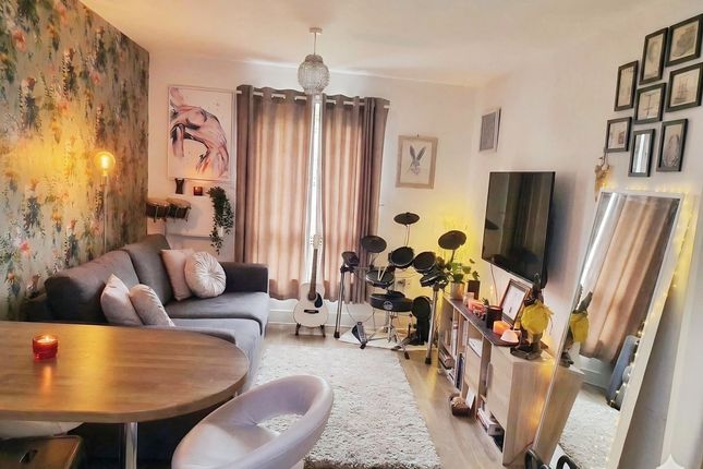 2-bed flat on 8 Saffron Court, Saffron Drive, Wickford, £220,000