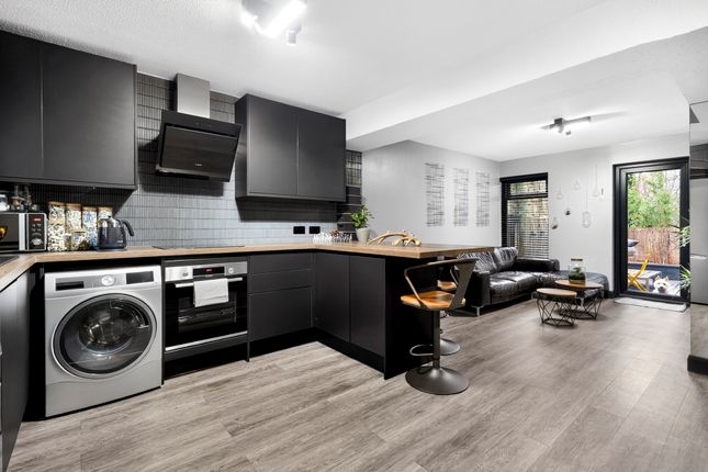 1-bed flat on 14, Russia Dock Road, London, £380,000