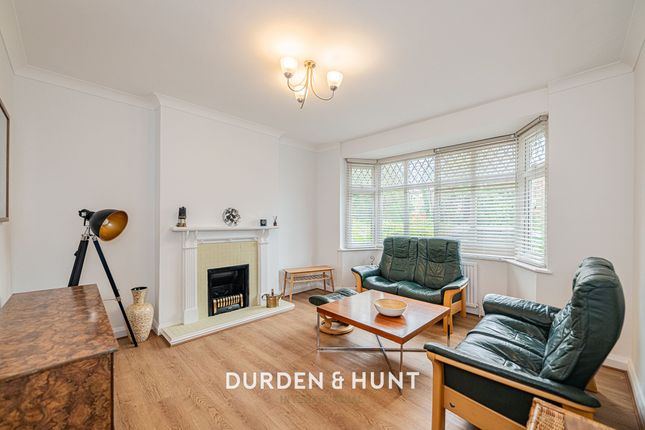2 Rectory Court Goldings Hill, Loughton photo 2