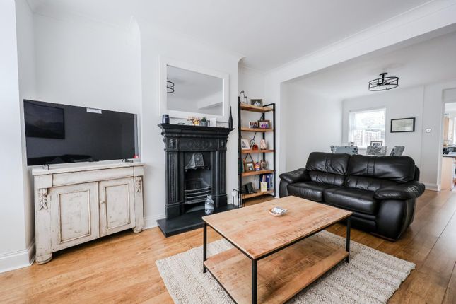 18, Leighville Grove, Leigh-On-Sea photo 2