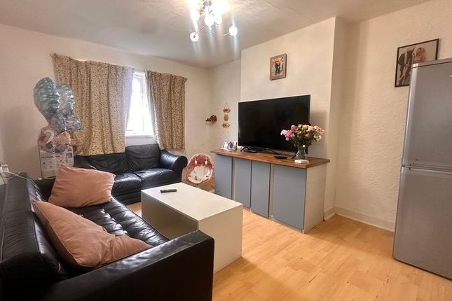 409, Staines Road, Feltham photo 2