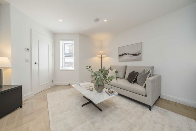 M2, 58A, Waldeck Road, London photo 4
