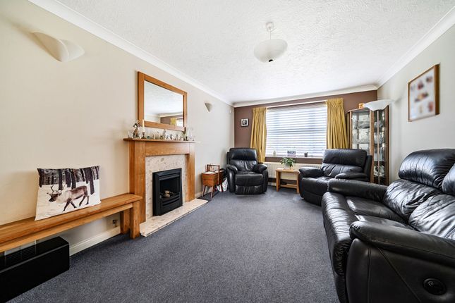 4 Cranham Avenue, Billingshurst photo 2