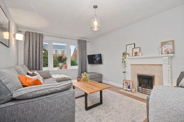 87, Fishponds Drive, Wakefield photo 2