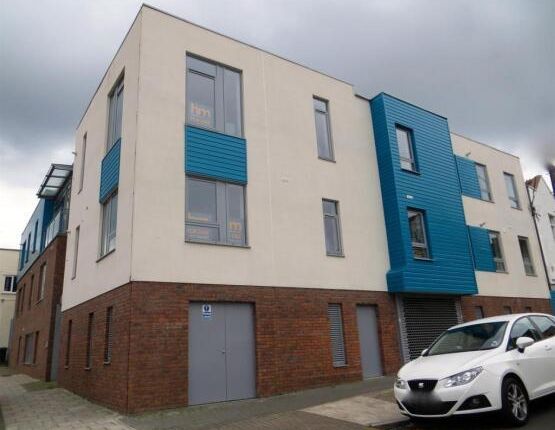 16976_Flat4Churchroad_Img_00_0000_Max_656x437.Jpeg