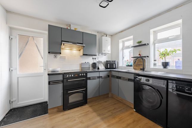 14 Woodside Park, Attleborough photo 3