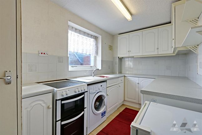 Flat to rent in Hawksley Avenue, Newbold, Chesterfield, Derbyshire