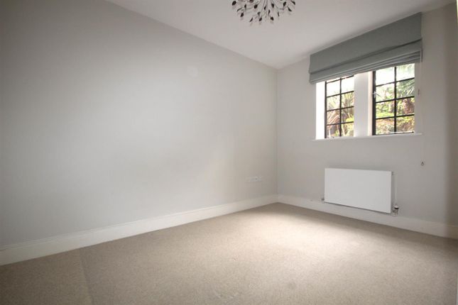 2, Albert Court, Warley photo 5
