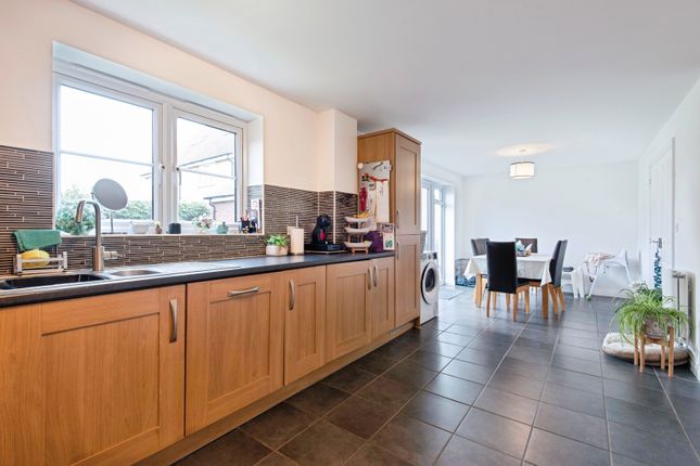 18, Walton Grove, Bedfordshire photo 3