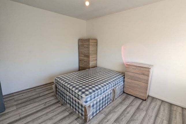 18 (Rooms), Paddock Road, Neasden photo 3