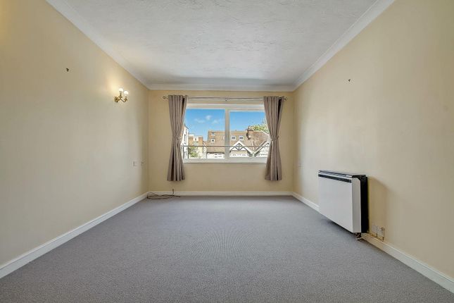 Lychgate Court, Flat 33, 34, Friern Park, London photo 2