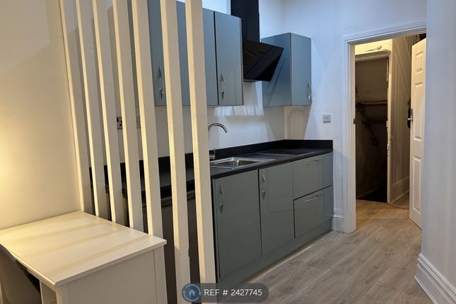 Room 2 - Downstairs Ensuite With Kitchenette